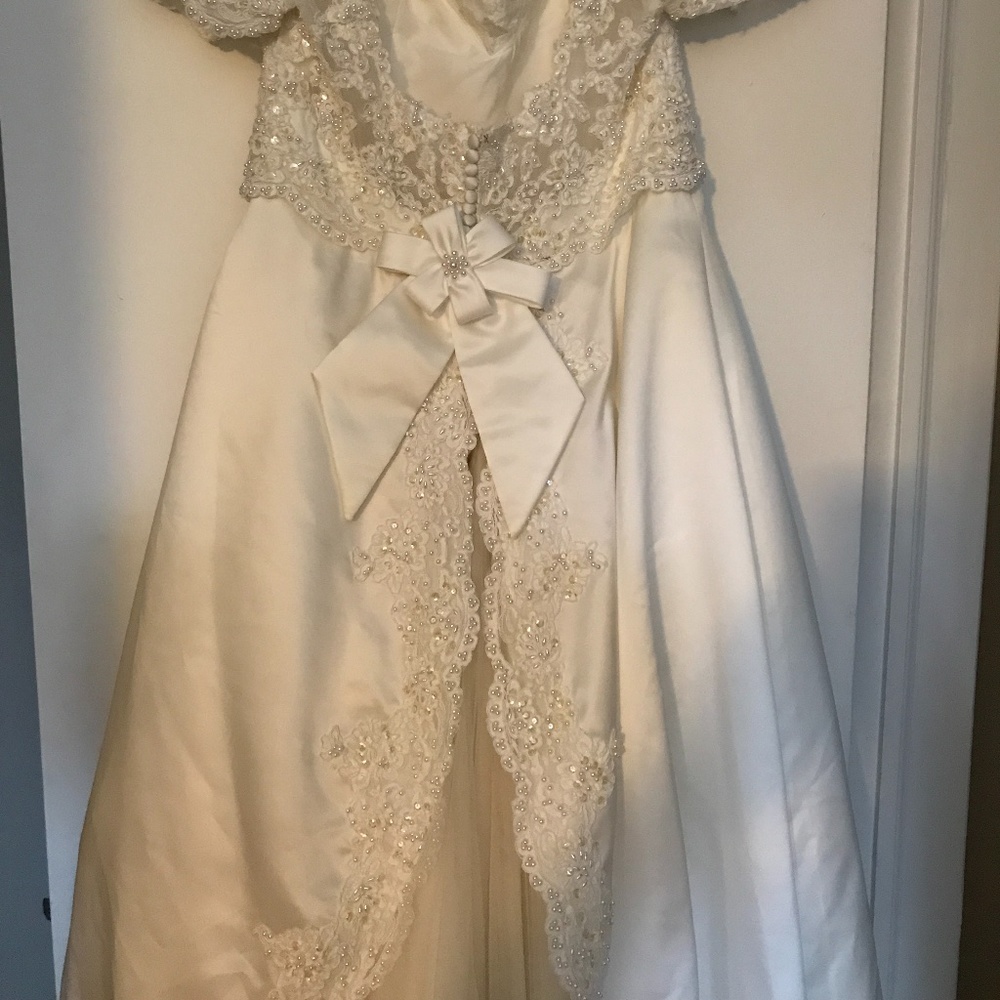 Wedding Gown Ivory Empire waist Size 14 pre-owned